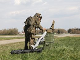 Das Beschaffungsamt der Bundeswehr hat die Münchner TYTAN Technologies GmbH mit der Lieferung eines Systems zur Abwehr kleiner Drohnen beauftragt. Der Auftrag umfasst sechs Drone Defender und zwei Führungsfahrzeuge und wurde ohne öffentlichen Wettbewerb vergeben.