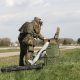 Das Beschaffungsamt der Bundeswehr hat die Münchner TYTAN Technologies GmbH mit der Lieferung eines Systems zur Abwehr kleiner Drohnen beauftragt. Der Auftrag umfasst sechs Drone Defender und zwei Führungsfahrzeuge und wurde ohne öffentlichen Wettbewerb vergeben.